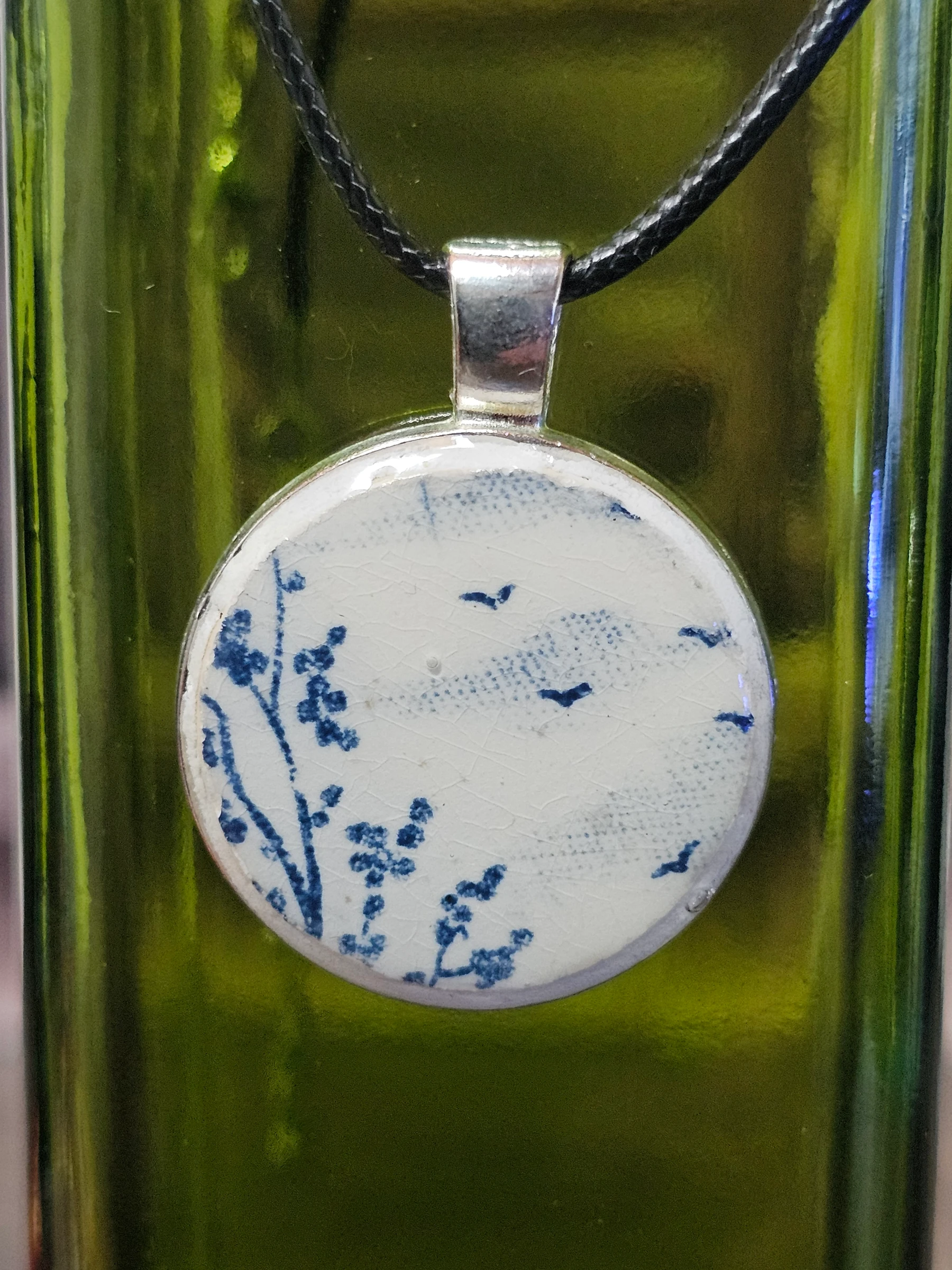 Pendentif avec assiette en terre de fer de Salins modèle Paysages